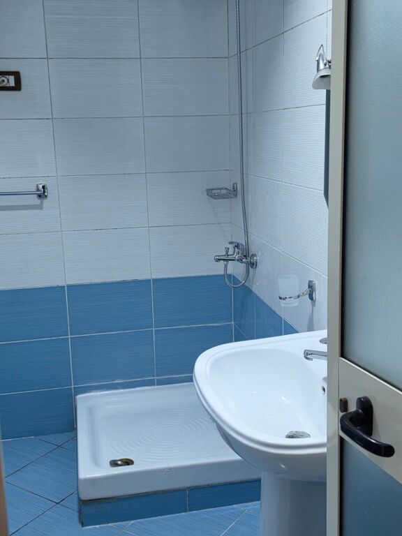 Jepet me qira Apartament 2+1 në Mëzez, pranë QTU.