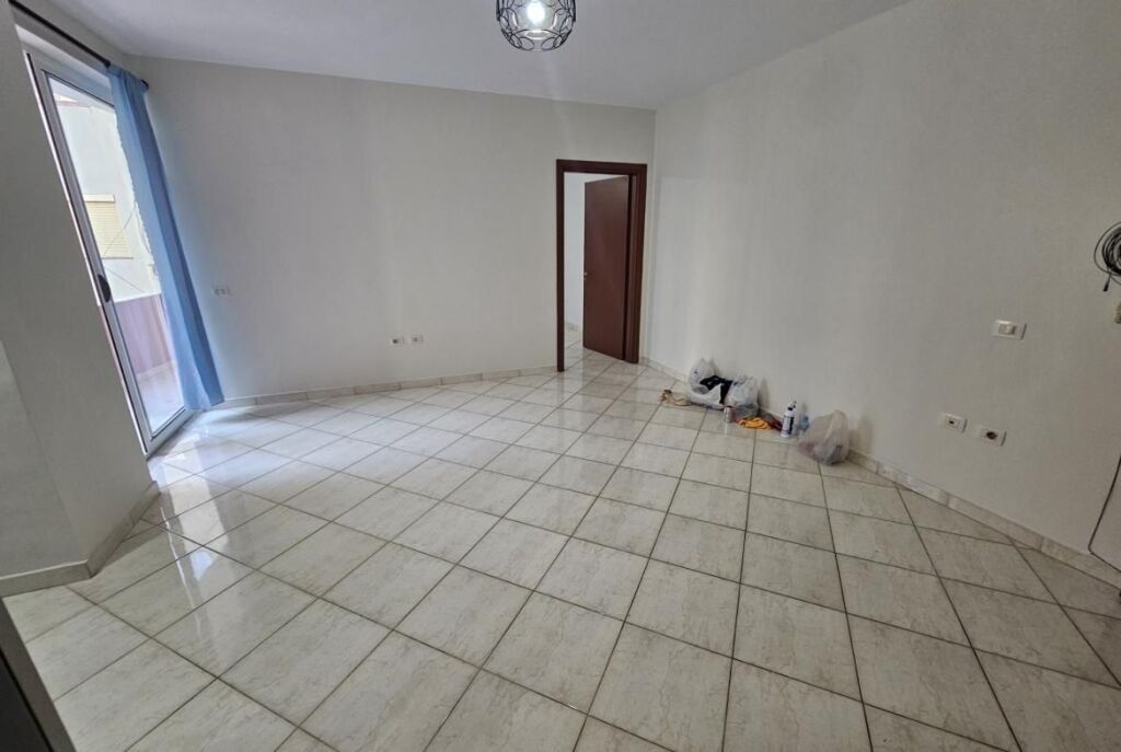 A Yzberisht, vicino ai Palazzi Çabej, si affitta appartamento 2+1!
