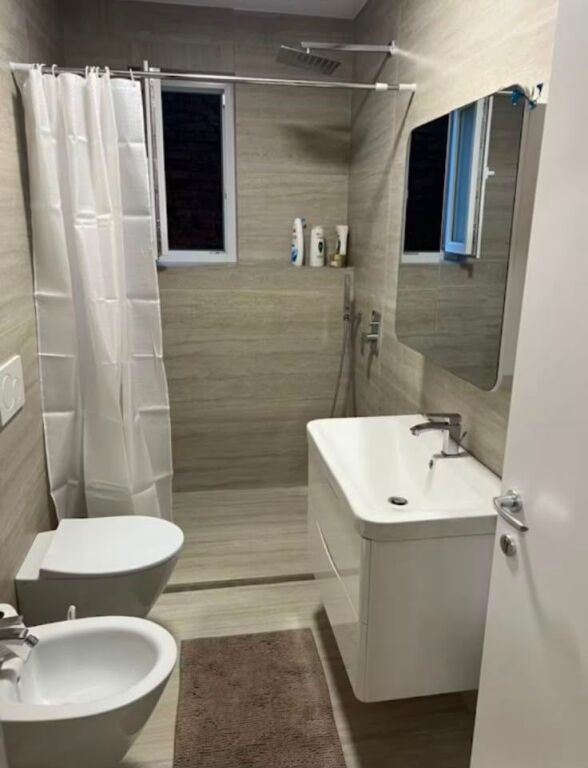 Jepet me qira 3+1+2 tualete prane Pazarit te Ri,🏷️75.000Leke