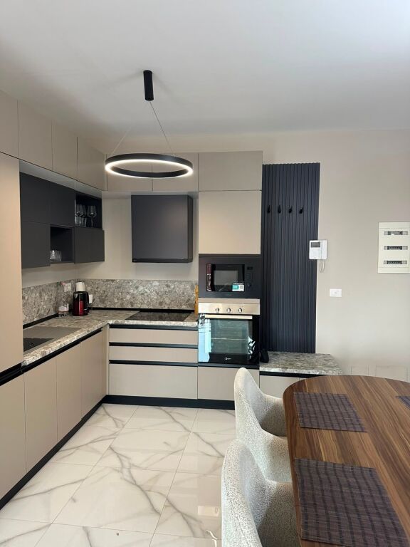 SUPER APARTAMENT 3+1+2 ME QIRA – RRUGA E KAVAJËS