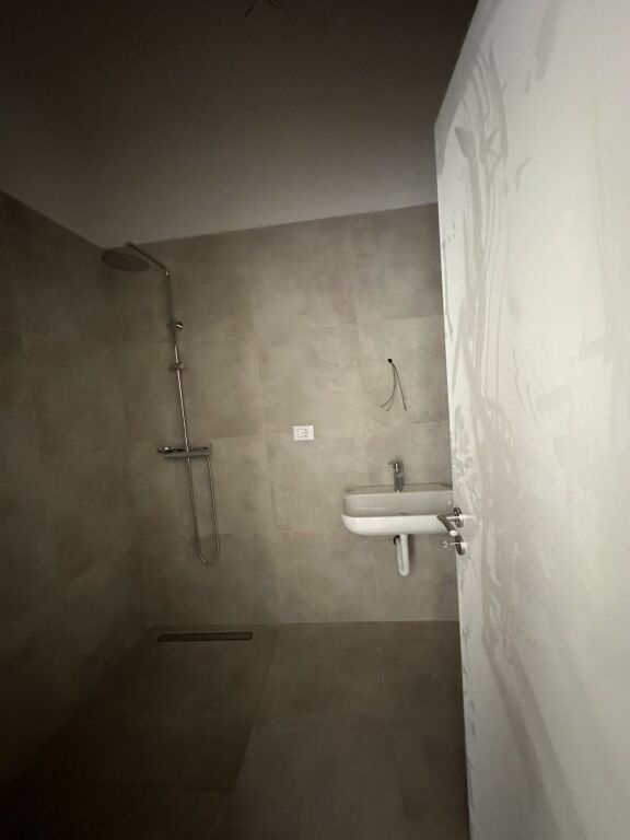 Shitet apartament 1+1 – Stacioni i Trenit, pranë Bulevardit !