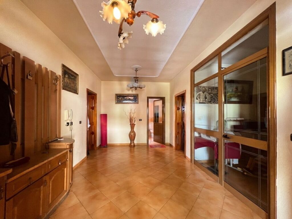 In vendita, Villa su 3 piani, Via Siri Kodra, Tirana.