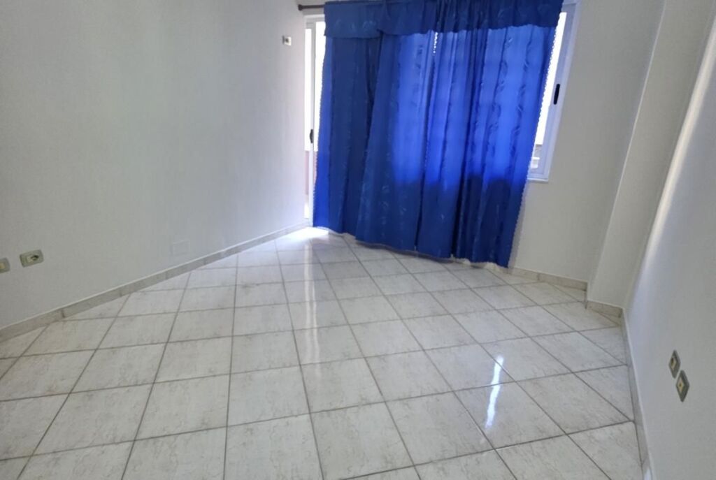 A Yzberisht, vicino ai Palazzi Çabej, si affitta appartamento 2+1!