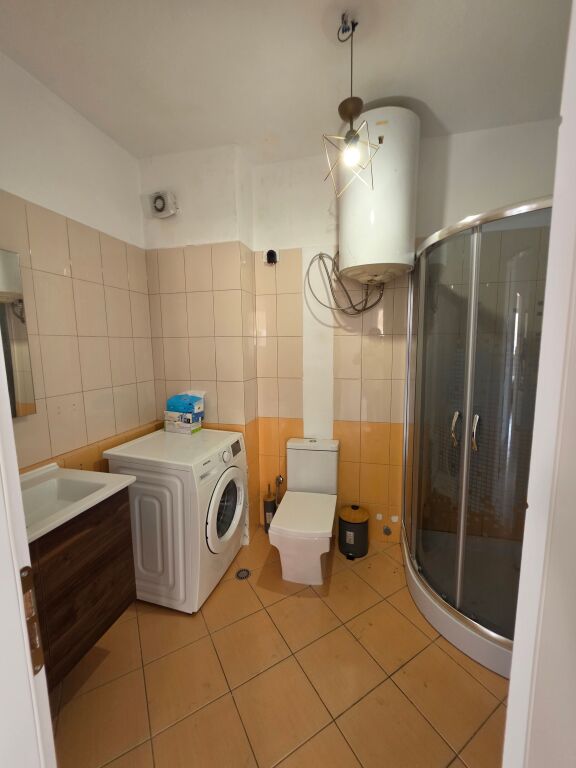 🏡 Apartament 2+1 me qera  📍Ish Dogana, pranë karburant Kastrati   🏢 Kati 5  🛗 Me ashensor  🛋️ I mobiluar  📐 Sipërfaqe: 108m² 🌿 Me ballkon   💰 Çmimi: 60.000 Lekë/Muaj  
