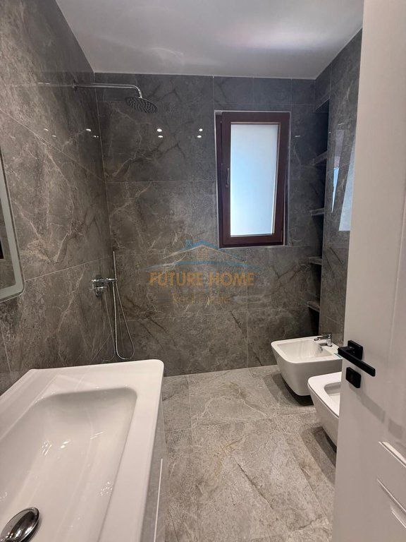 Shitet, Apartament 2+1+1, Rruga Fadil Bodinaku, Tirane