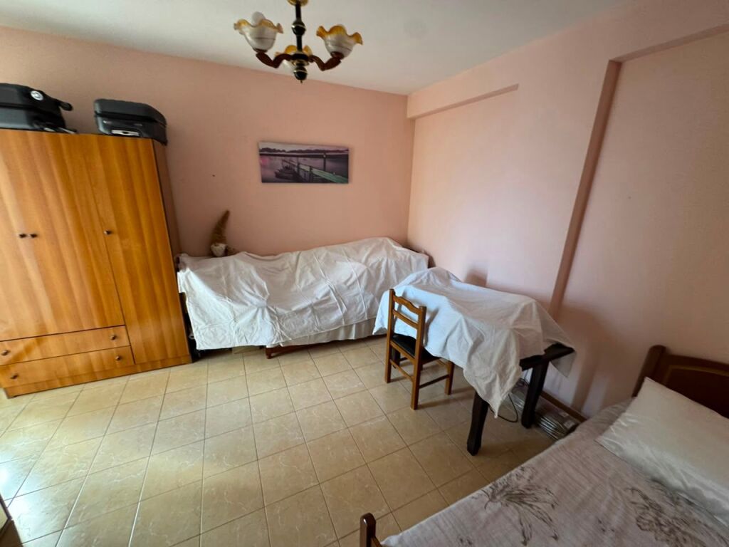 🏡 Shitet Apartament 2+1+2 📍 Don Bosko, pranë Shkollës “Qazim Turdiu”💰 Çmimi: 200 milion lekë