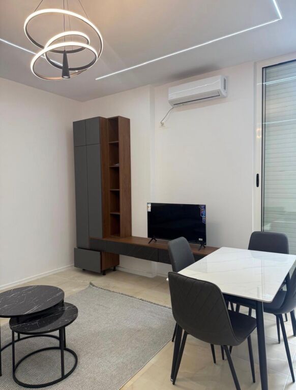 Kodra e Diellit pranë njësisë administrative, jepet me qira apartament 1+1 55.000 Lek