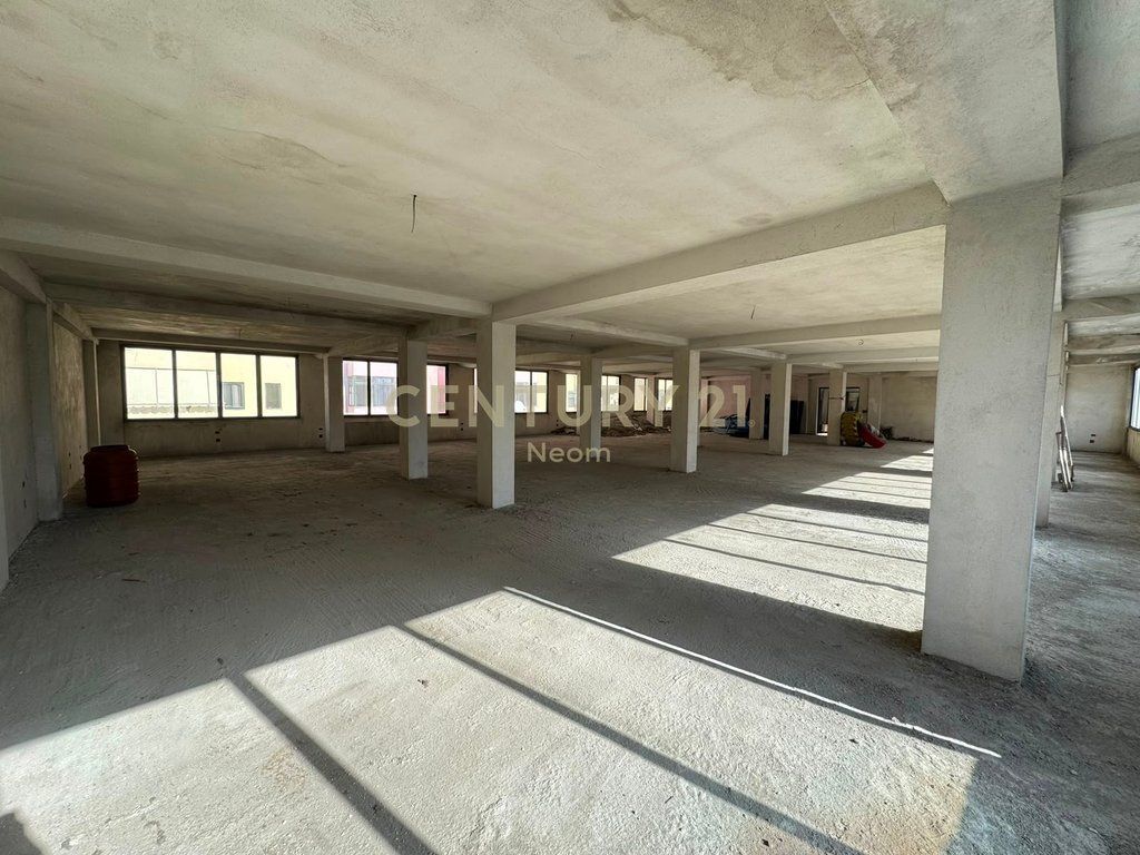 Locale commerciale in affitto 450m2, Irfan Tomini