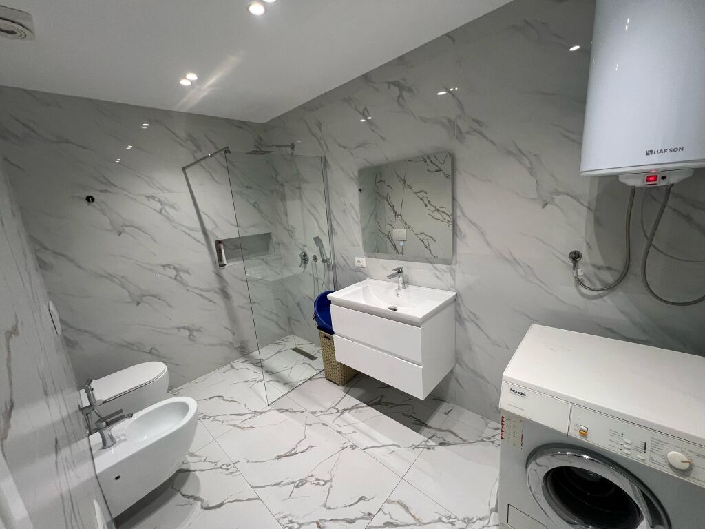 APARTAMENT ME QIRA RRUGA KAVAJES