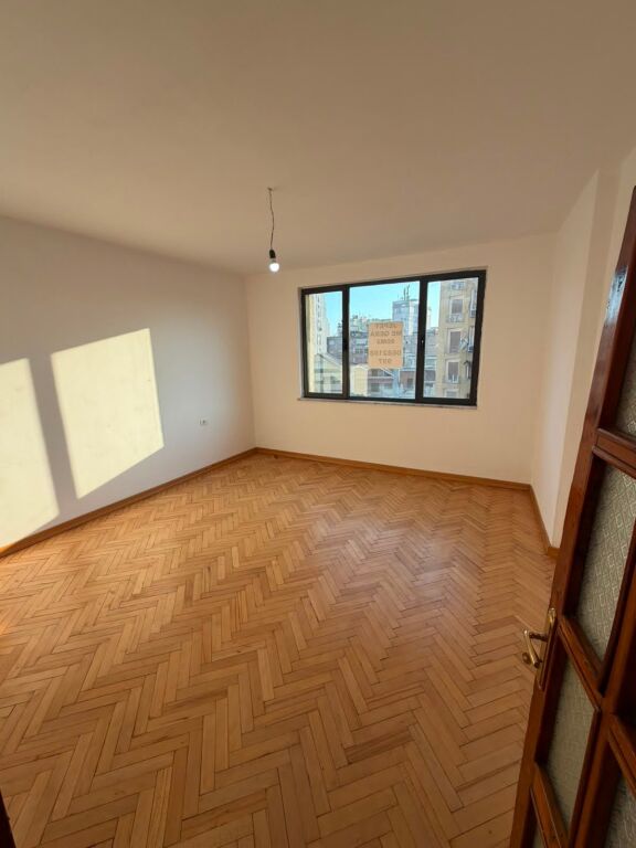 Jepet apartament 2+1+Kuzhine e vecuar (per banim apo per zyre) tek Rruga e Barrikadave .