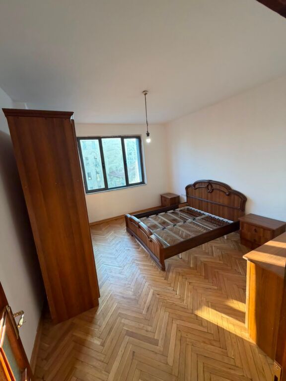 Jepet apartament 2+1+Kuzhine e vecuar (per banim apo per zyre) tek Rruga e Barrikadave .