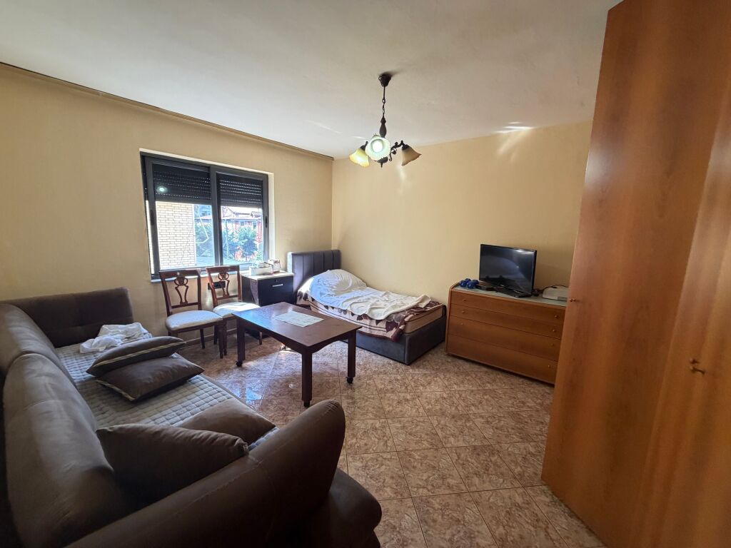 AFFITTASI APPARTAMENTO 2+1+2  📍 Posizione: Vicino al Vecchio Parco, vicino a Report Tv💶 Prezzo: 650 €/mese