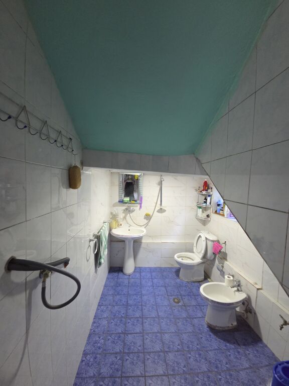 Shitje, Shtepi Private Bulevardi Bajram Curri