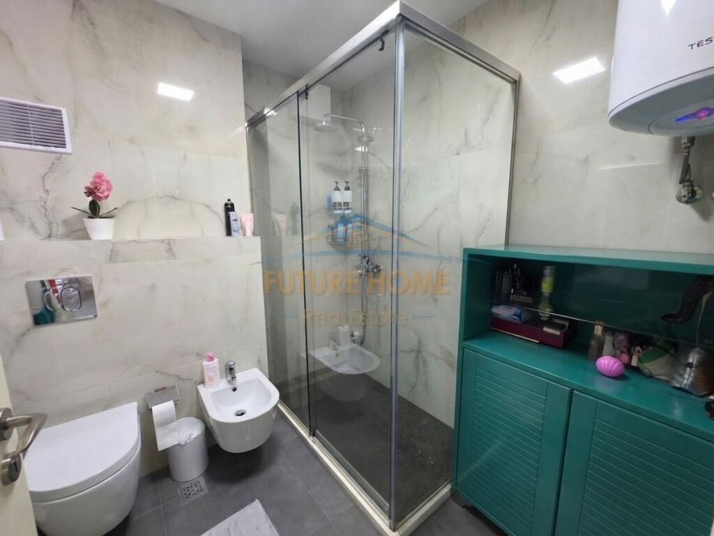 Qera, Apartament 2+1 me verande tek Rruga e Kosovareve!