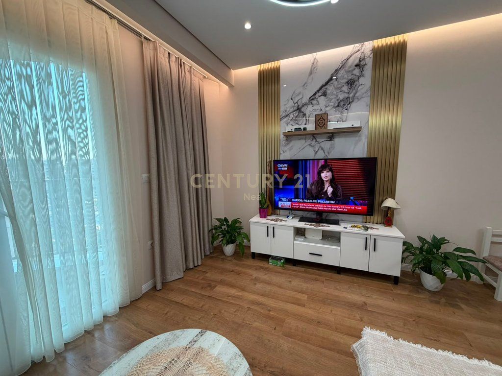 Apartment for rent 1+1 opposite Ring Center, at Zogu I Zi!