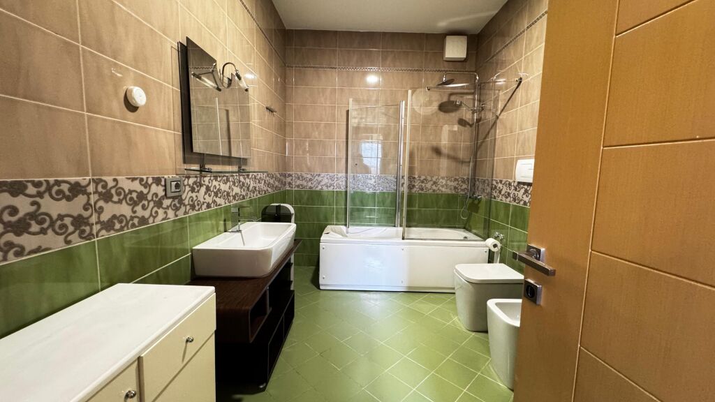 Apartament 4+1 me qira tek Garda!