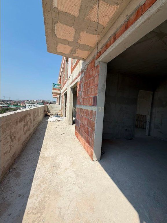 Shitet Apartament 2+1+ Verand 5 Maj