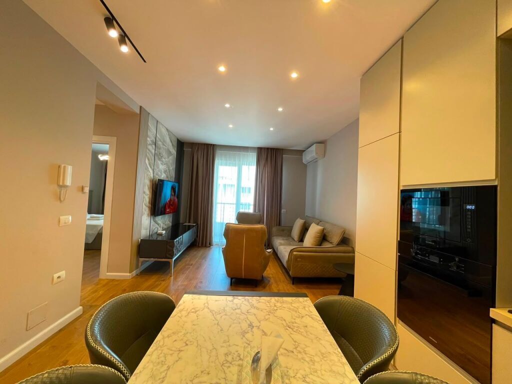 Luxurious apartment for rent at Komuna e Parisit.