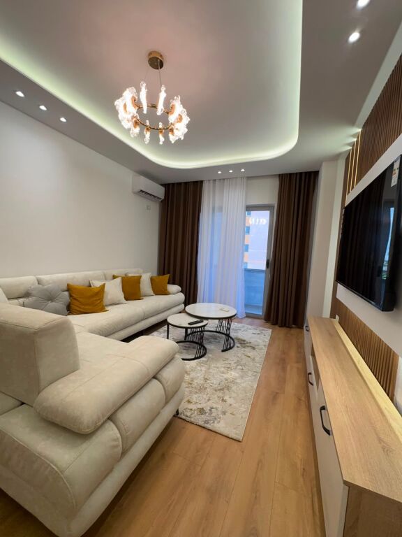 Shitet Apartament 2+1+2