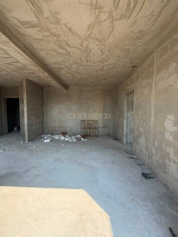 Shitet Apartament 2+1+ Verand 5 Maj