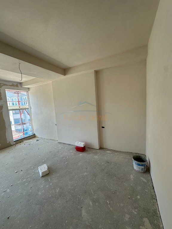 Shitet, Apartament 2+1+2, Komuna e Parisit