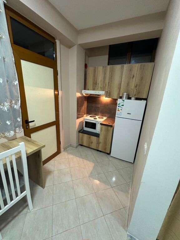 Garsoniere me qera tek 5 Maji prane Lokal Blackstone