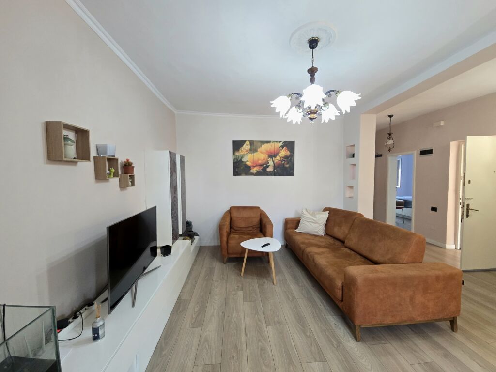 Apartament 2+1 me qera tek Garda