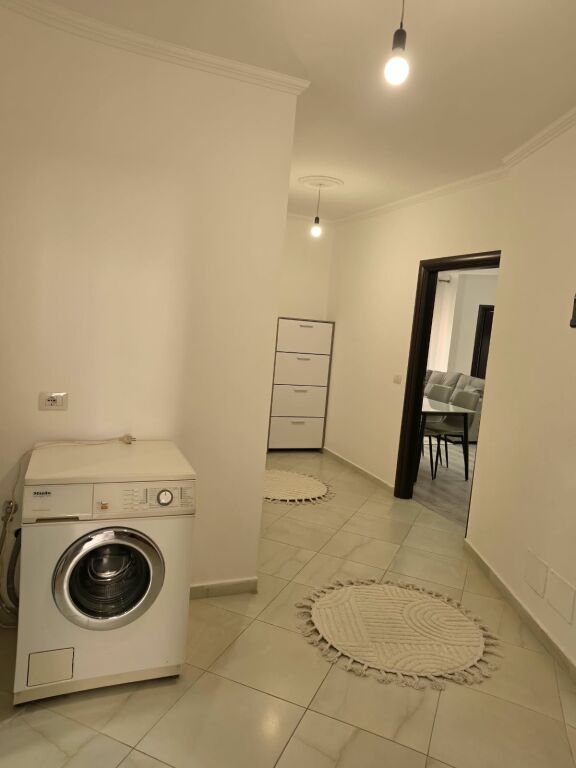 🏡 Appartamento 2+1 in affitto  📍 Yzberisht, vicino a Grand Gallery   🏢 3° piano (con ascensore)  🛋️ Arredato  📐 Superficie: 95 m² 💰 Prezzo: 50.000 Lek/mese