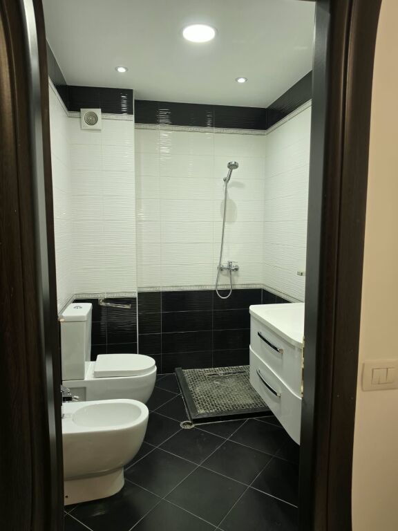 🏡 Appartamento 2+1 in affitto  📍 Yzberisht, vicino a Grand Gallery   🏢 3° piano (con ascensore)  🛋️ Arredato  📐 Superficie: 95 m² 💰 Prezzo: 50.000 Lek/mese