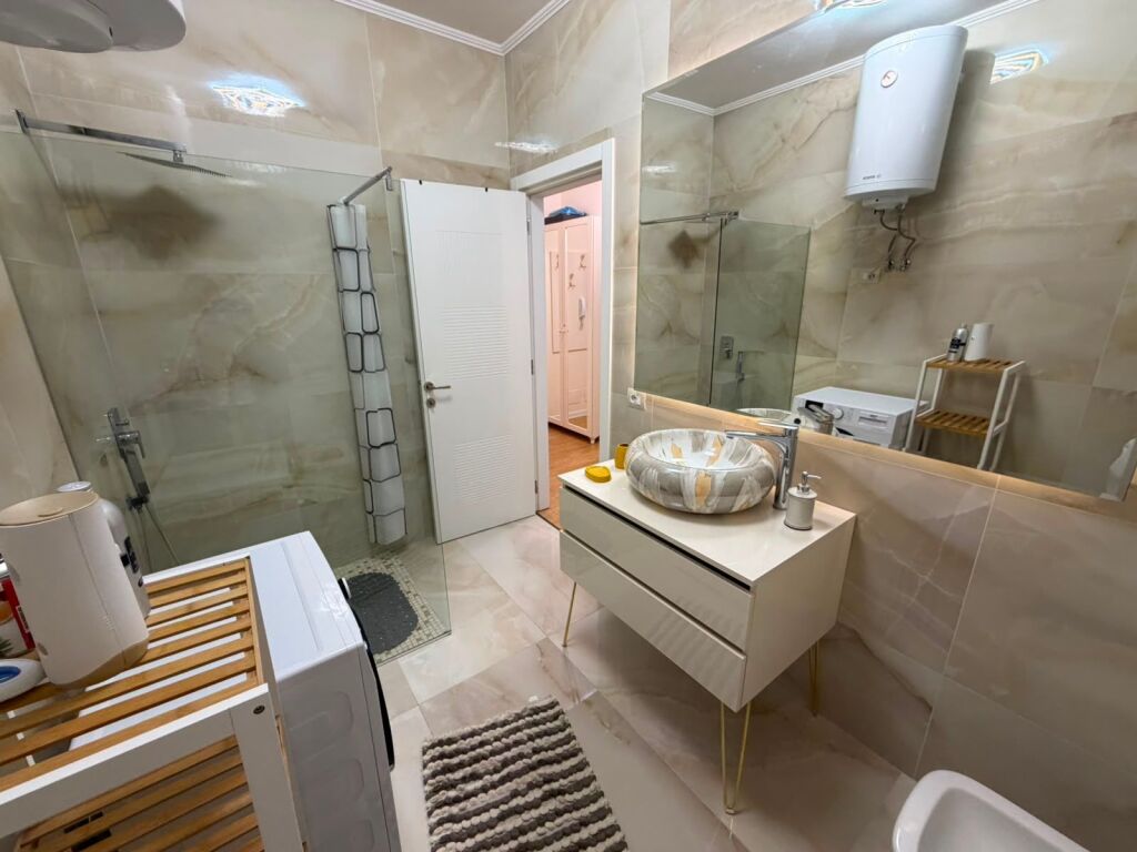 🚪Jepet me qera Apartament 2+1+2  📍Adresa : Rruga e Kosovareve 💶Cmimi 1200€