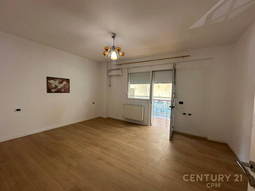Qira, Apartament 2+1+2 per Zyra tek Garda