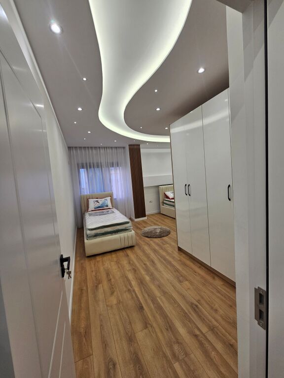 Shitet Apartament 2+1+2