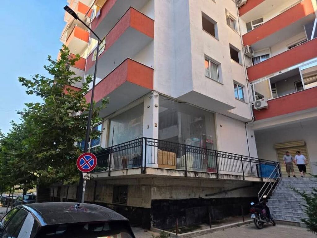 JEPET ME QIRA: Ambjent Biznesi me Fasadë Xhami te Fresku