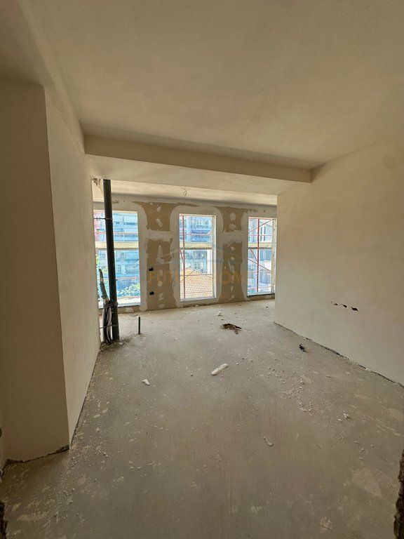 Shitet, Apartament 2+1+2, Komuna e Parisit