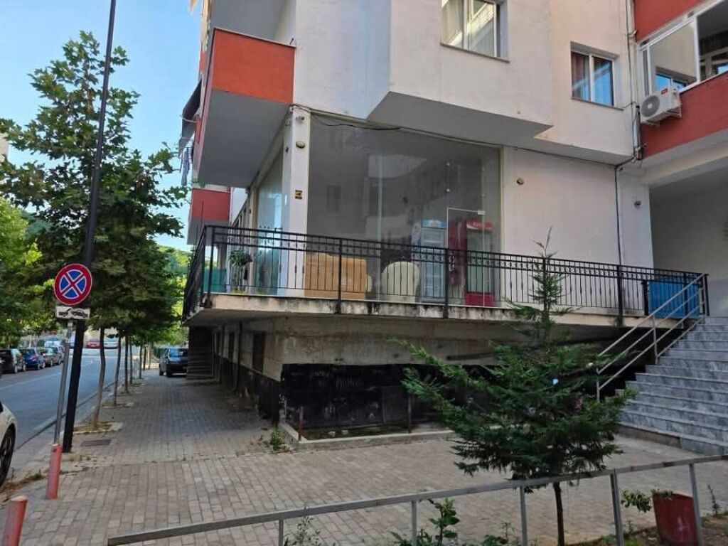 JEPET ME QIRA: Ambjent Biznesi me Fasadë Xhami te Fresku