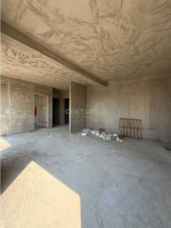Shitet Apartament 2+1+ Verand 5 Maj