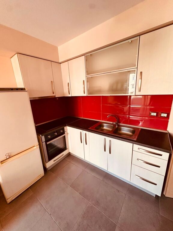 Apartament 1+1 per qera Shkolla e Bashkuar !