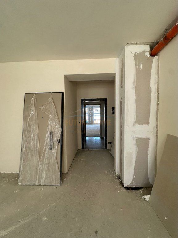 Shitet, Apartament 2+1+2, Komuna e Parisit