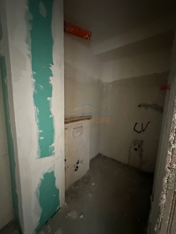 Shitet, Apartament 2+1+2, Komuna e Parisit