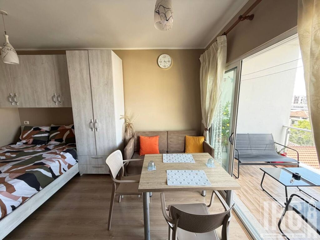 Jepet apartament garsoniere+Internet i perfshire ne cmim me qira tek Spitali Amerikan 2 , Spitali QSUT , Rruga e Dibres , Rruga 5 Maji .