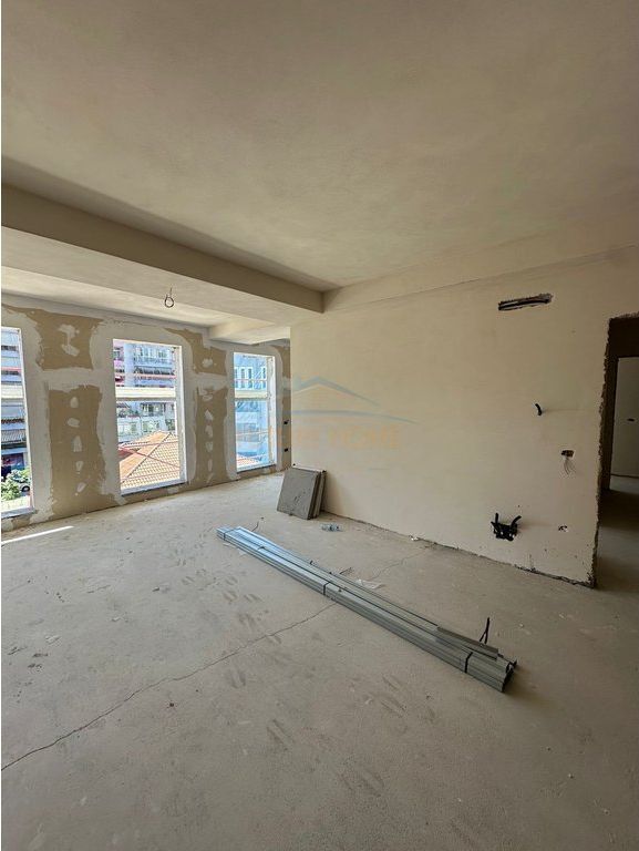 Shitet, Apartament 2+1+2, Komuna e Parisit
