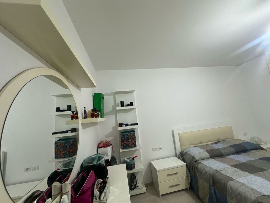 JEPET ME QERA – 1+1 PRANË XHAMISË TE KOPSHTI BOTANIK