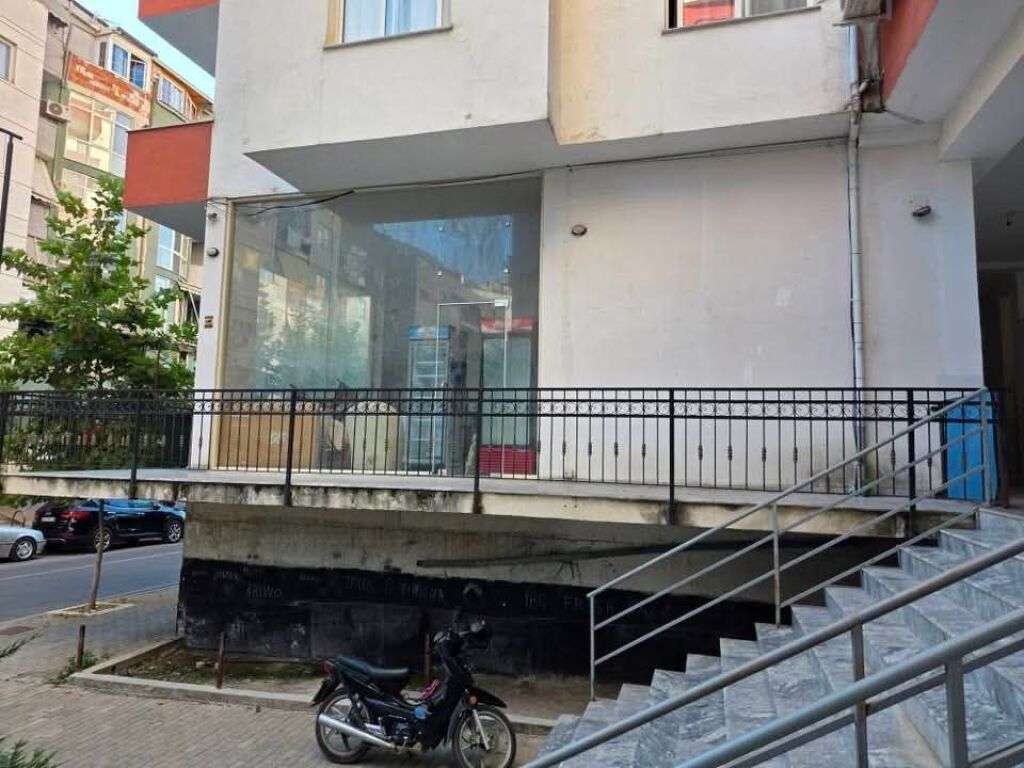 JEPET ME QIRA: Ambjent Biznesi me Fasadë Xhami te Fresku