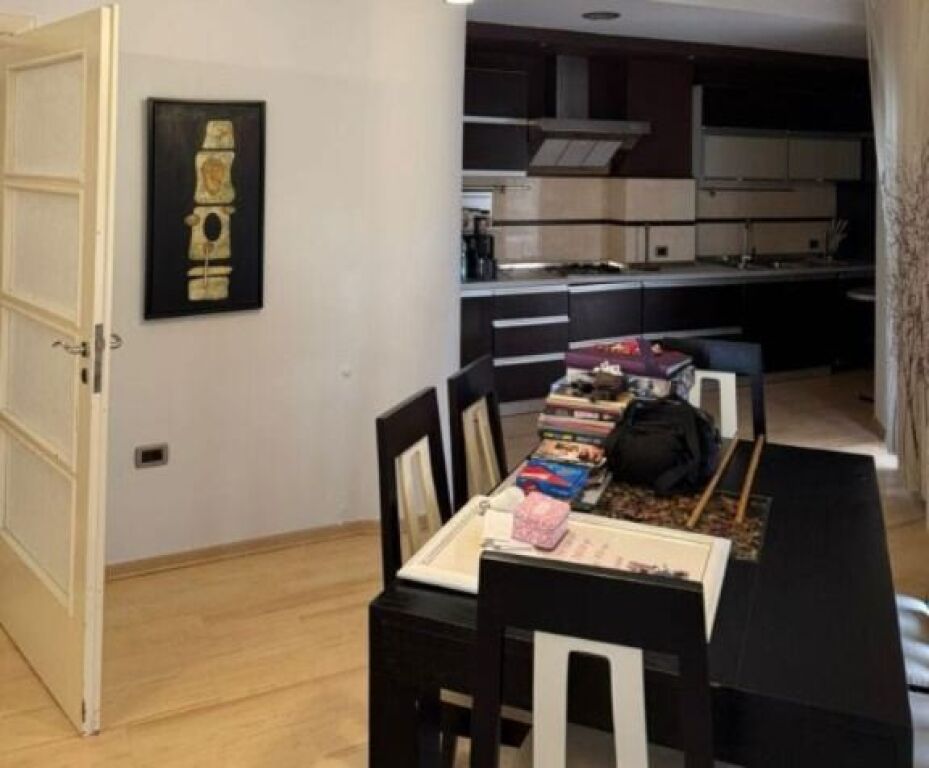 Shitet apartament 2+1+2 tek 21 Dhjetori , Rruga e Kavajes .