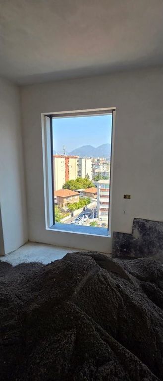 Ali Demi, Shkolla 9-vjeçare "1 Maji" - Shitet Garsoniere!