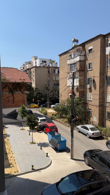 Jepet Me Qera 1+1 Kati 1 Banimi Per Zyre - Pamje Rruge Kryesore Afer Shkolles Kuqe