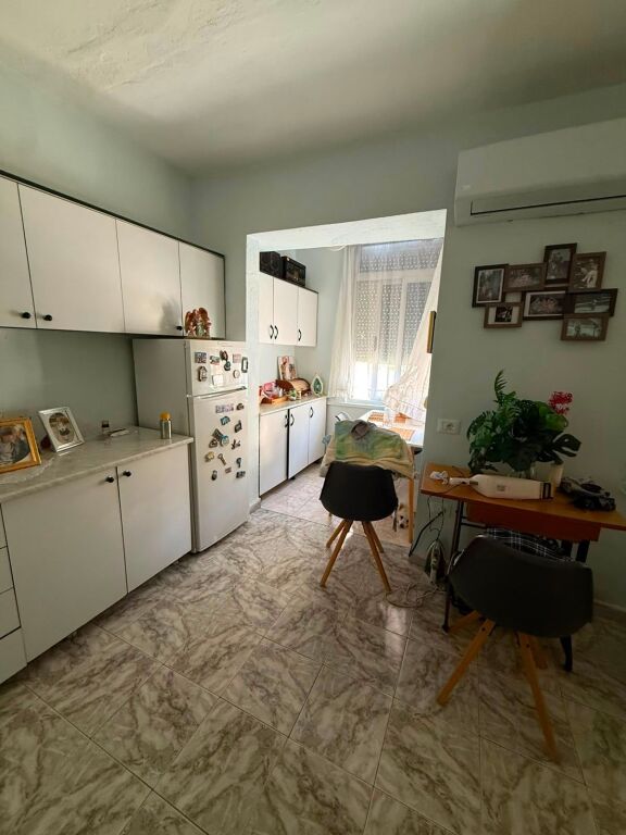 Jepet me qera 1+1 te shkolla Baletit mobiluar 60000 lek