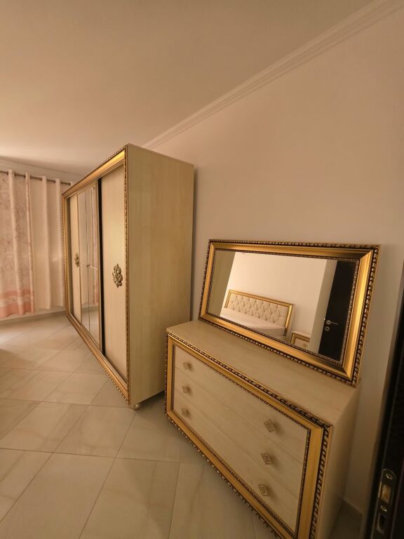 🏡 Appartamento 2+1 in affitto  📍 Yzberisht, vicino a Grand Gallery   🏢 3° piano (con ascensore)  🛋️ Arredato  📐 Superficie: 95 m² 💰 Prezzo: 50.000 Lek/mese