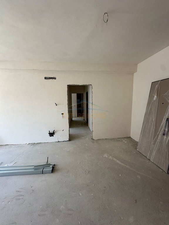 Shitet, Apartament 2+1+2, Komuna e Parisit
