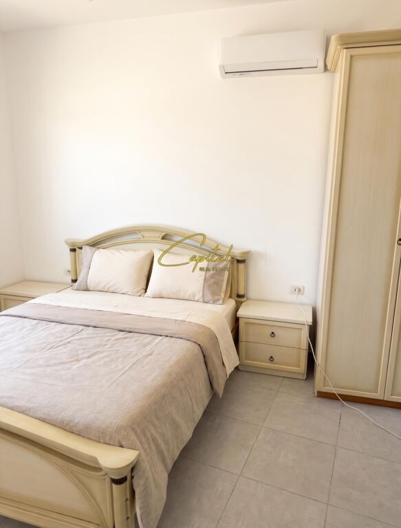 APARTAMENT ME QIRA 2+1 RRUGA E BARRIKADAVE 80.000 LEKE